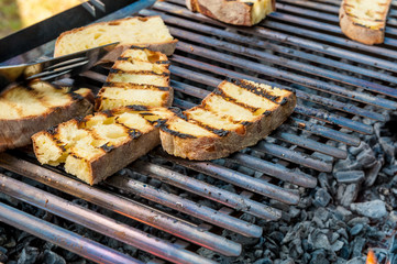Fette di pane sul barbecue per la bruschetta