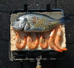 Dorade auf Meersalzplatte gegrillt