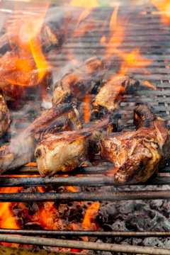 Costine di maiale sul barbecue