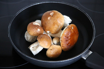 Steinpilze in der Pfanne