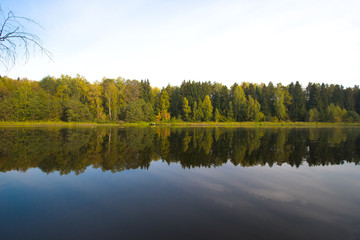 Fototapeta na wymiar Autumn on the lake