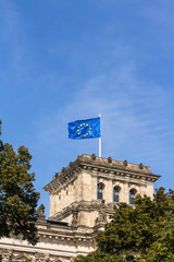 Fototapeta premium Europa-Fahne auf dem Reichstag in Berlin