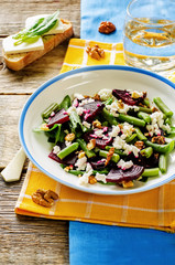 salad with roasted beets, green beans, walnuts and goat cheese