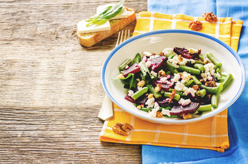 salad with roasted beets, green beans, walnuts and goat cheese