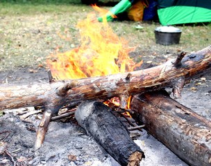 Костер в лесу у палаток