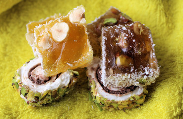 Лукум на желтом фоне