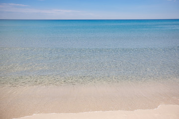 Fototapeta na wymiar White beach and blue water