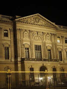 Museo del Louvre por la noche