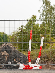 Absperrgirlande - Schrankengirlande - hängt an einem Bauzaun