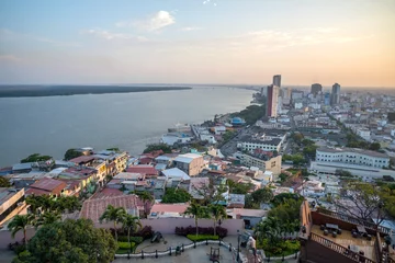 Zelfklevend Fotobehang Hoog uitzicht op de stad Guayaquil en zijn rivier © alanfalcony