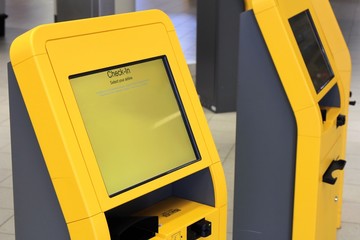 Check In Automaten in einem Flughafenterminal
