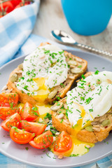 Sandwich with poached egg and cherry tomatoes