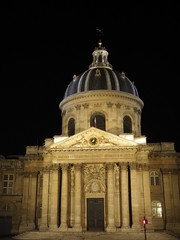 Obraz premium Paseo nocturno por París