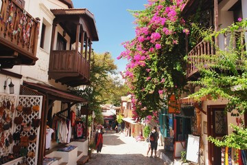 Straße in Kaş mit traditionellen Häusern, Türkei