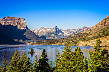 Fototapeta na wymiar Landscape view of mountain range in Glacier NP, Montana, USA