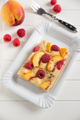 Kuchen mit Aprikosen und Himbeeren