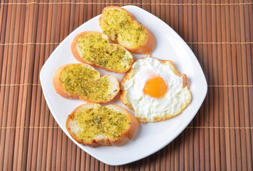 breakfast, garlic bread,fried egg