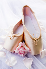 Obraz na płótnie Canvas Ballet pointe shoes