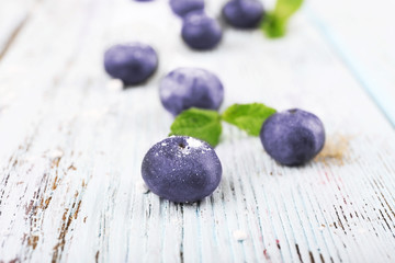 Fototapeta na wymiar Blueberries on wooden background closeup