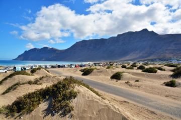 Panorámica de la playa de Famara en Lanzarote.