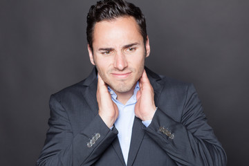 Geschäftsmann leidet unter Halsproblemen