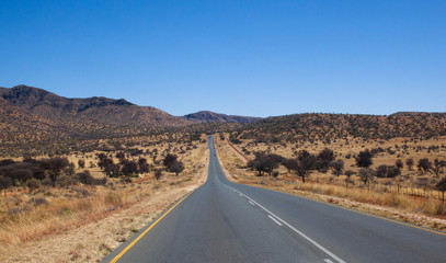 Strada dritta nel deserto