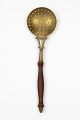 Alte Messingkelle auf weißem Hintergrund