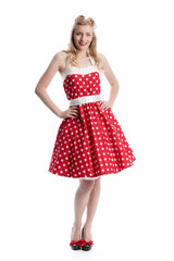 Frau im gepunkteten Kleid