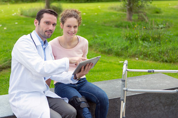 Obraz premium Doctor showing reeducation's tips on tablet