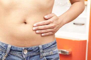 Fototapeta premium Magenschmerzen, Hand auf dem Bauch