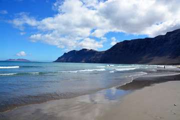 panoramica de la playa de famara en la isla de lanzarote