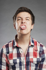 Teenager Porträt Serie Emotionen: Zeigt Mittelfinger