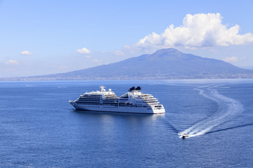 Vesuv mit einem Kreuzfahrtschiff in der Bucht von Neapel
