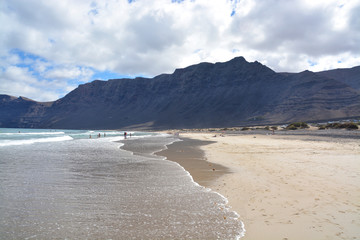 panoramica de la playa de famara en la isla de lanzarote