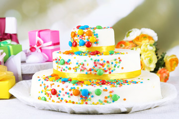 Fototapeta na wymiar Beautiful tasty birthday cake and gifts on color background