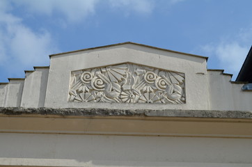 Détail de façade d'un bâtiment art déco (Normandie)