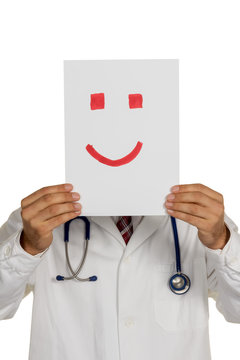 Arzt hält Smiley vor Gesicht