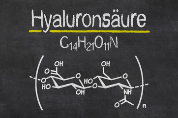Schiefertafel mit der chemischen Formel von Hyaluronsäure