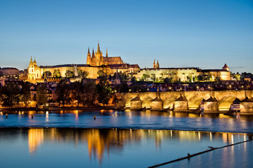 Fototapeta na wymiar Prague castle and the Charles bridge by night