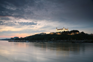 Naklejka premium Bratislava castle and river Danube at sunset, Slovakia.