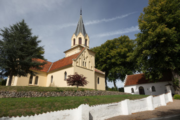 Fototapeta na wymiar Gelbe Kirche und Mauer