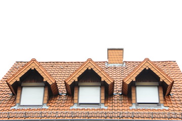 Drei Gauben nebeneinander in einem roten Dach