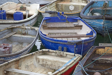Fototapeta na wymiar Ruderboote im Hafen von Mevagissey, Cornwall, Großbritannien