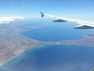 Obraz premium Blick aus dem Flugzeug aufs türkisfarbene Meer