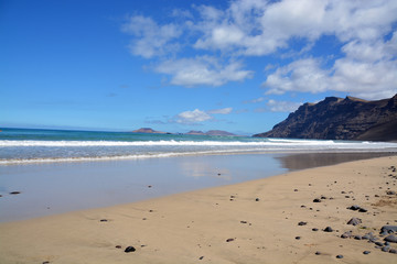 Fototapeta na wymiar panoramica de la playa de famara en la isla de lanzarote