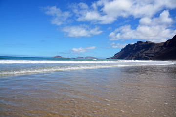 panoramica de la playa de famara en la isla de lanzarote