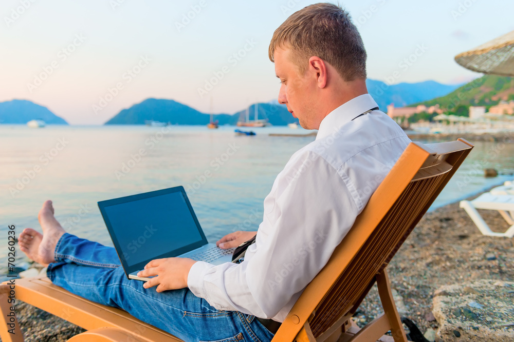 Wall mural office worker working in your holiday