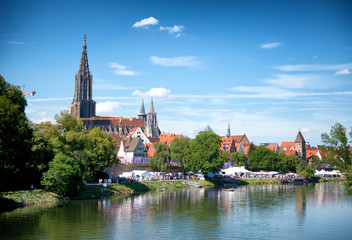 Obraz premium River Danube and Ulm skyline with Ulmer Munster