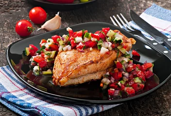 Foto op Plexiglas Grilled chicken breast with fresh tomato salsa © timolina