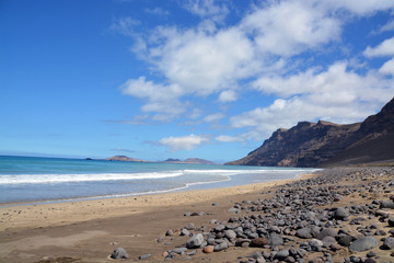 panoramica de la playa de famara en la isla de lanzarote